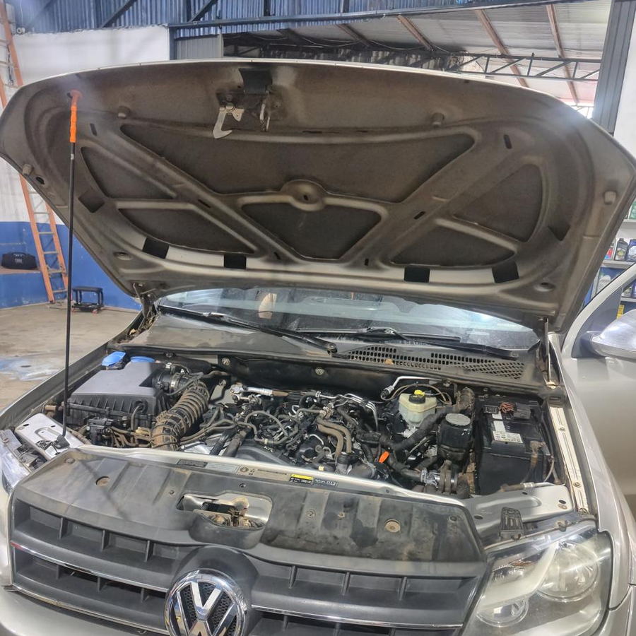 Volkswagen Amarok com o capô aberto e o motor à mostra durante diagnóstico na Mecânica ProAuto em Ijuí