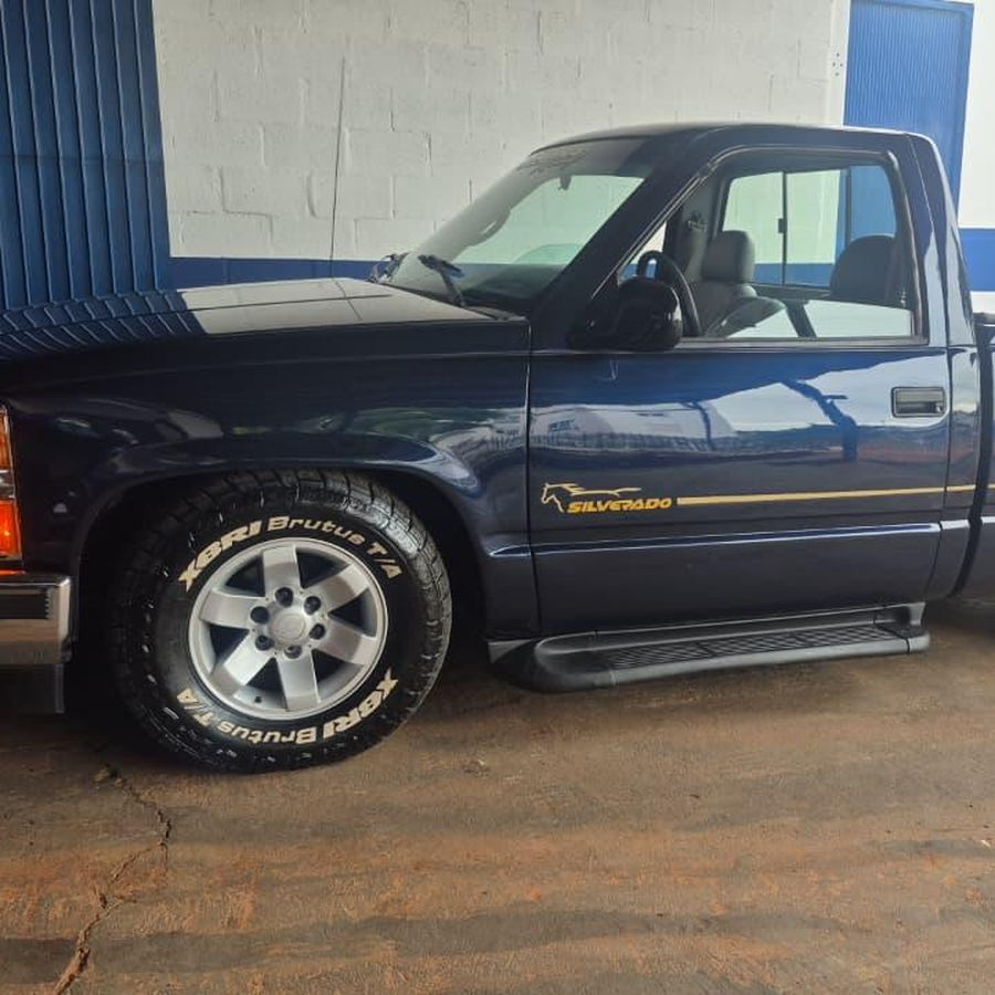 Chevrolet Silverado azul limpa e polida na área externa da Mecânica ProAuto em Ijuí, pronta para a entrega